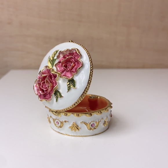 Jewelry - Enamel Metal 🌹 Floral Rose Small Round Magnetic Trinket Jewelry Box Pill Case
